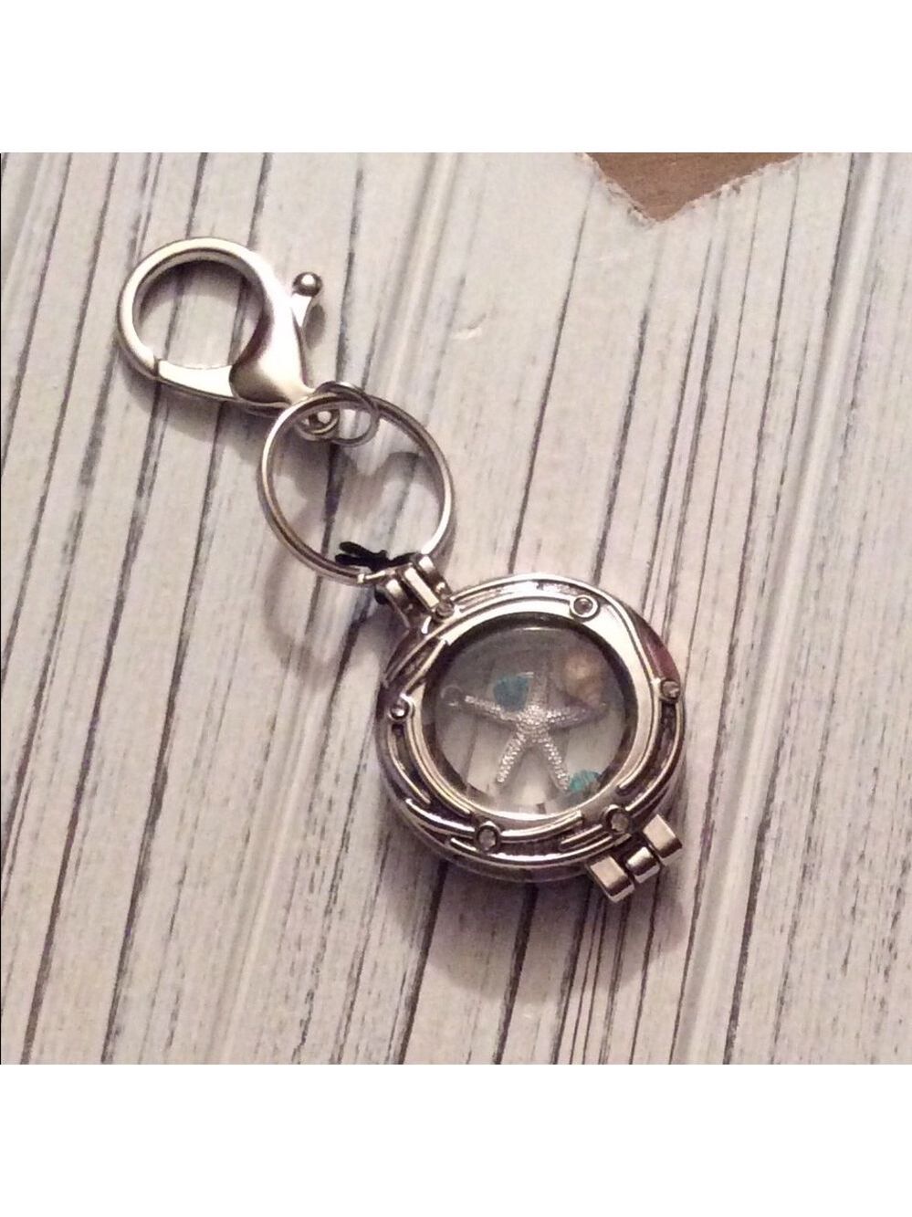 Beach Life Shell Keychain - Picture 1 of 3